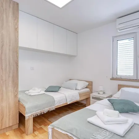 Apartment La Manche Pakostane